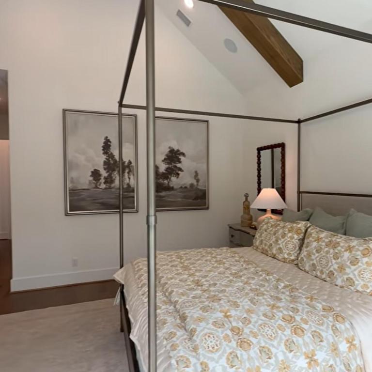 Sea Breeze Apartments - Three-Bedroom Deluxe Apartment - 12