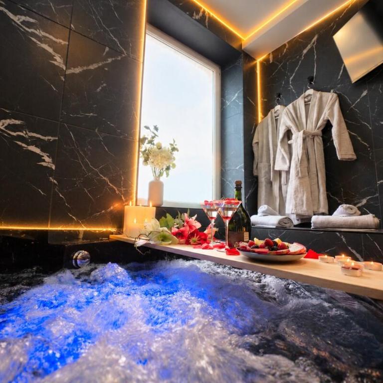 By FLB Property - POP ART & Jacuzzi, Mulhouse - One-Bedroom Apartment with Spa Bath - 3
