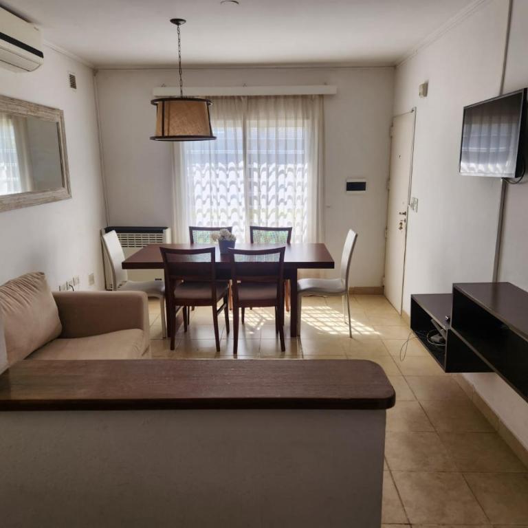 Chalet con pileta y quincho, hermoso jardín - Two-Bedroom House - 3