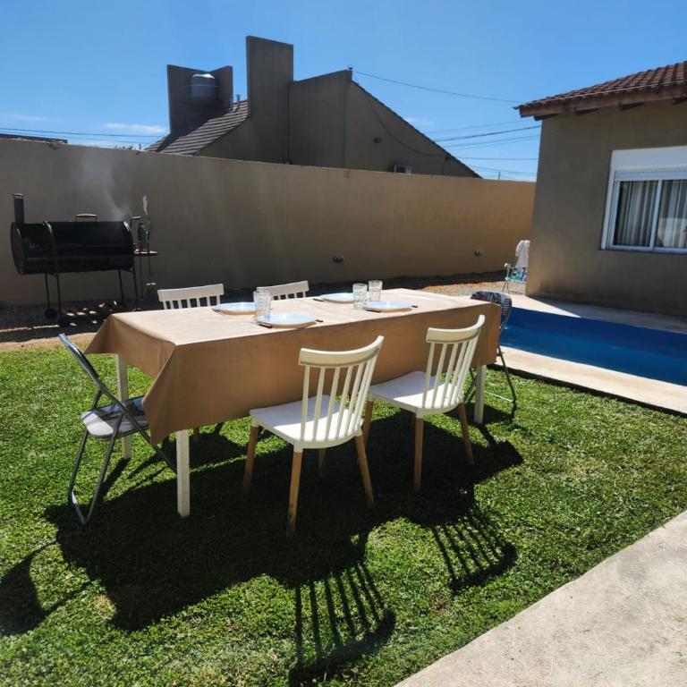 Chalet con pileta y quincho, hermoso jardín - Two-Bedroom House - 15