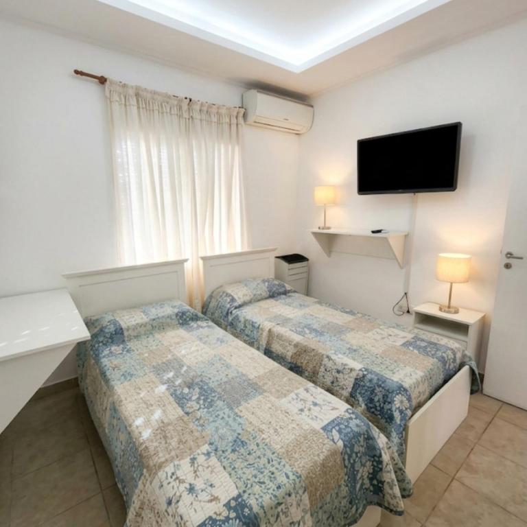 Chalet con pileta y quincho, hermoso jardín - Two-Bedroom House - 10