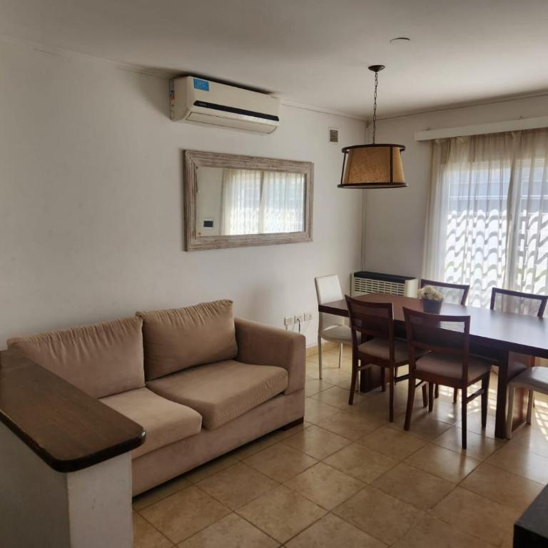 Chalet con pileta y quincho, hermoso jardín - Two-Bedroom House - 4