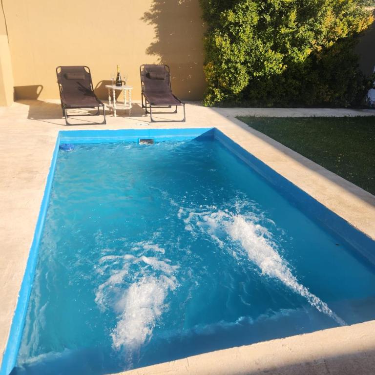 Chalet con pileta y quincho, hermoso jardín - Two-Bedroom House - 1