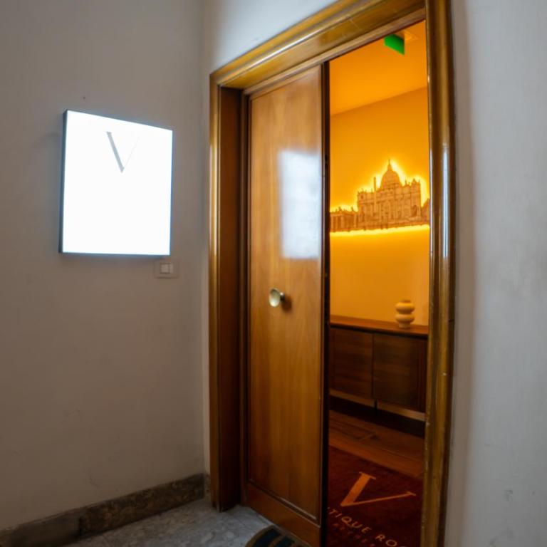 Vatican Boutique Rooms - Double Room with Private Bathroom - 13