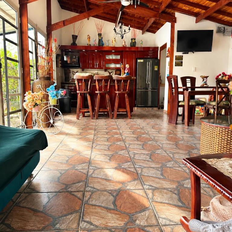 Hermosa Casa de campo grande con aire acon,wifi,piscina,billar !villa ensueño ! - Three-Bedroom House - 64