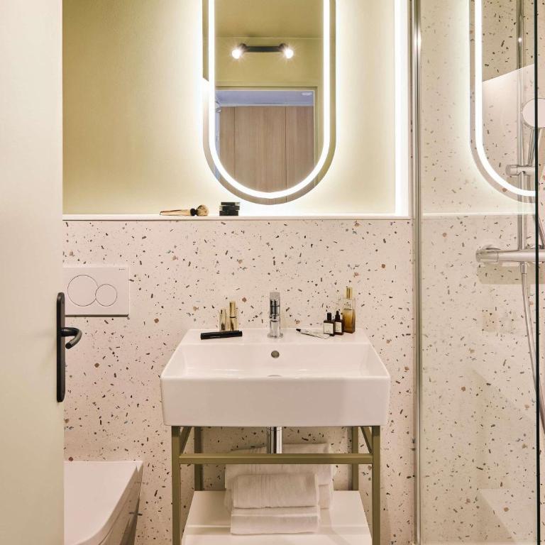 Ibis Styles Annecy Le Vieux - Chambre Familiale avec Lit Double et Canapé-Lit - 4