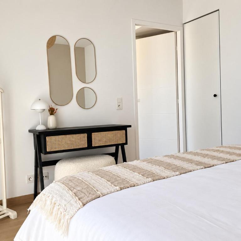 Spacieux appartement decore avec soin - Proche Gare - 4 pers - Apartment with Terrace - 7