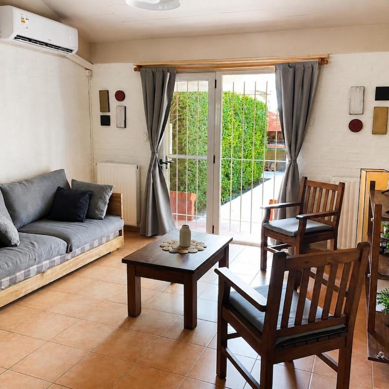 Casa Bordo Casa completa de uso exclusivo para hasta 5 huéspedes con patio privado cercado parrilla y cochera A 400m de la playa - Casa de 2 dormitorios - 1