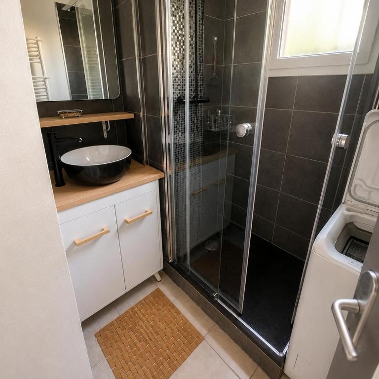 Les Tournesols, T2 avec balcon, parking, Cité à 8 min - Appartement 1 Chambre - 8