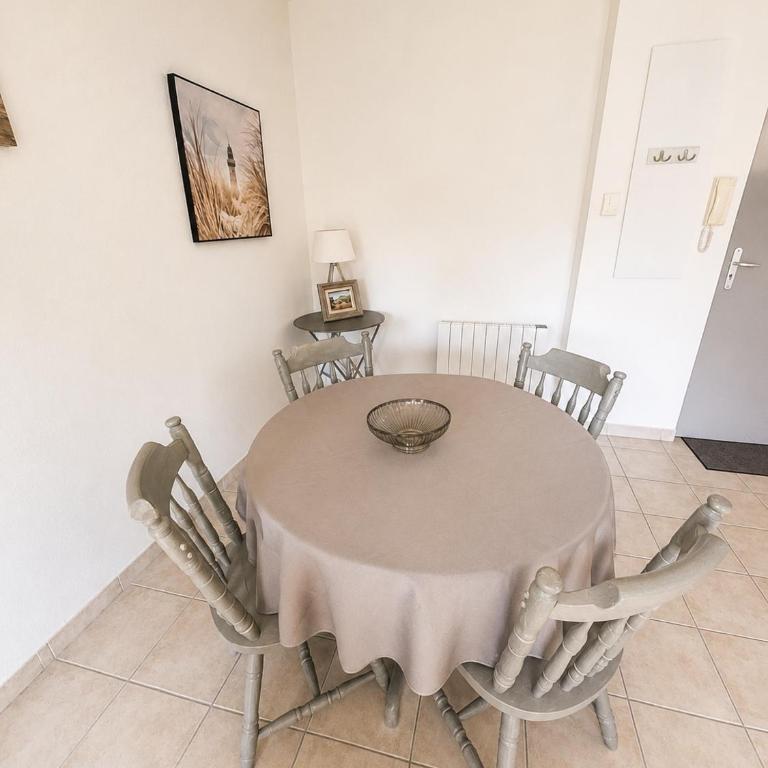 Les Tournesols, T2 avec balcon, parking, Cité à 8 min - Appartement 1 Chambre - 17