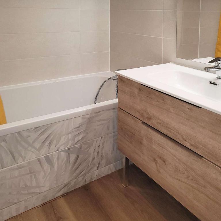 Studio aux Orres, skis aux pieds, pour 4 personnes - FR-1-322-138 - Studio - 11