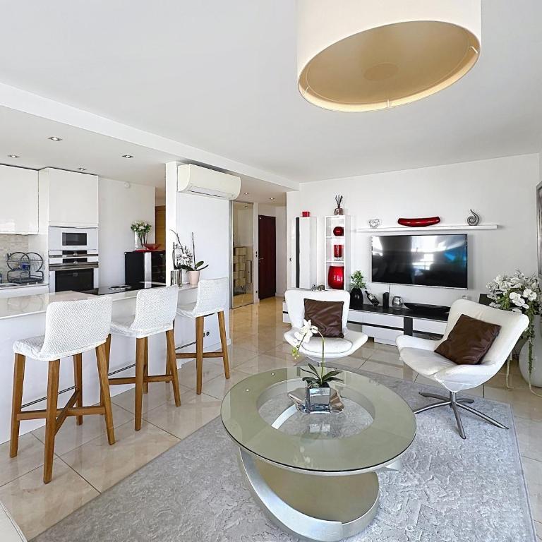 Bright 2-Bedroom apartment with terrace & parking - Appartement 2 Chambres avec Balcon et Vue sur la Mer - 1