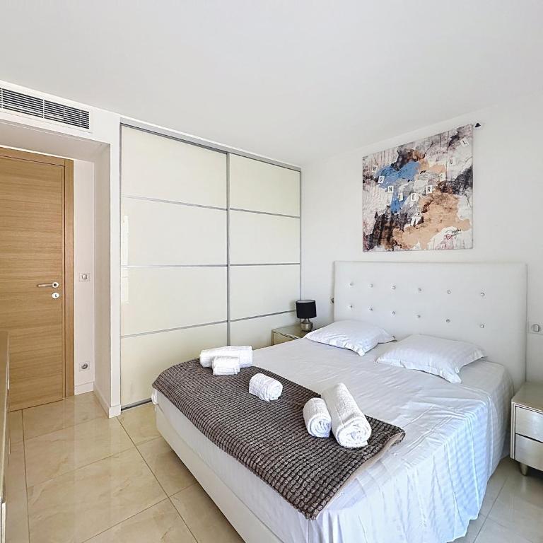 Bright 2-Bedroom apartment with terrace & parking - Appartement 2 Chambres avec Balcon et Vue sur la Mer - 3