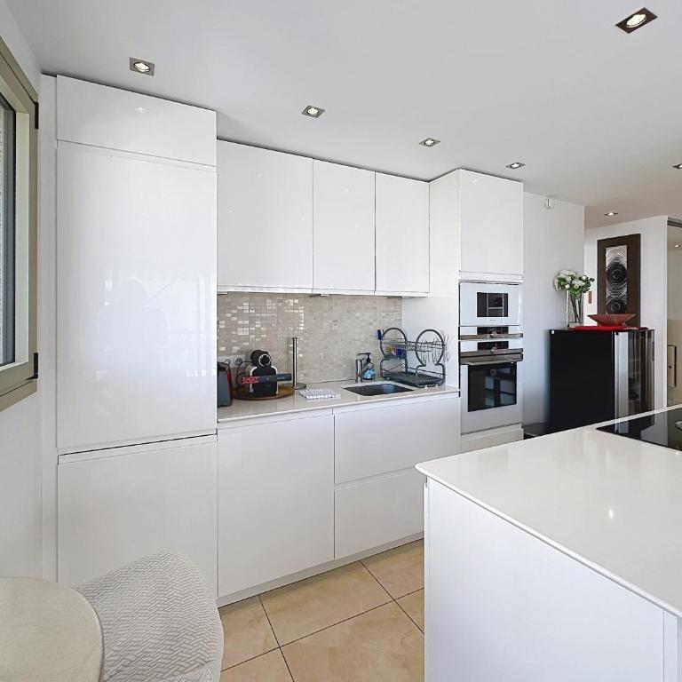 Bright 2-Bedroom apartment with terrace & parking - Appartement 2 Chambres avec Balcon et Vue sur la Mer - 2