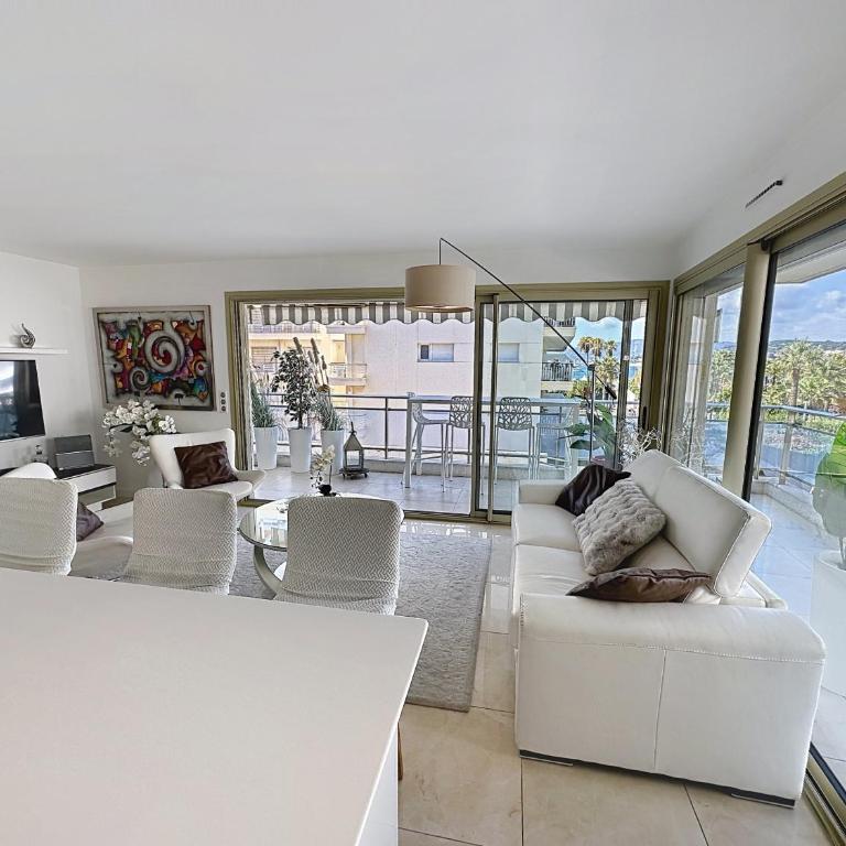 Bright 2-Bedroom apartment with terrace & parking - Appartement 2 Chambres avec Balcon et Vue sur la Mer - 7