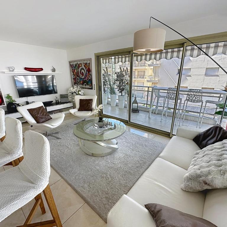 Bright 2-Bedroom apartment with terrace & parking - Appartement 2 Chambres avec Balcon et Vue sur la Mer - 5