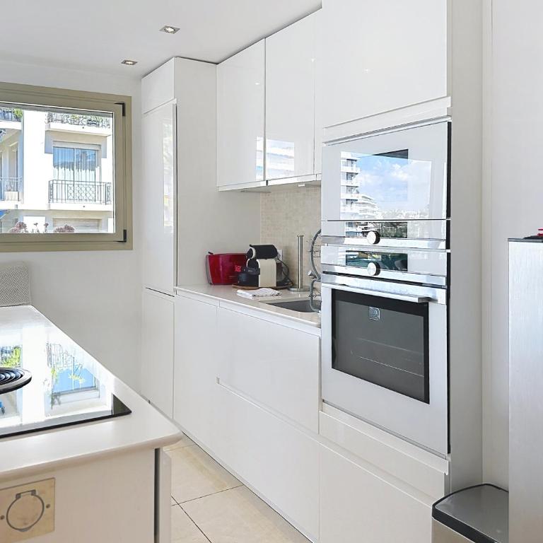 Bright 2-Bedroom apartment with terrace & parking - Appartement 2 Chambres avec Balcon et Vue sur la Mer - 8