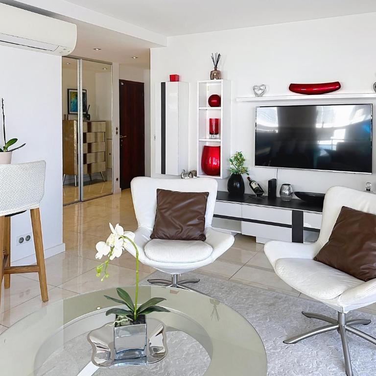 Bright 2-Bedroom apartment with terrace & parking - Appartement 2 Chambres avec Balcon et Vue sur la Mer - 10