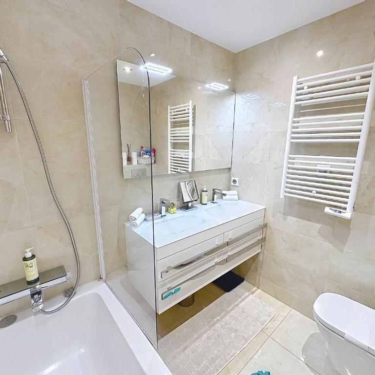 Bright 2-Bedroom apartment with terrace & parking - Appartement 2 Chambres avec Balcon et Vue sur la Mer - 13