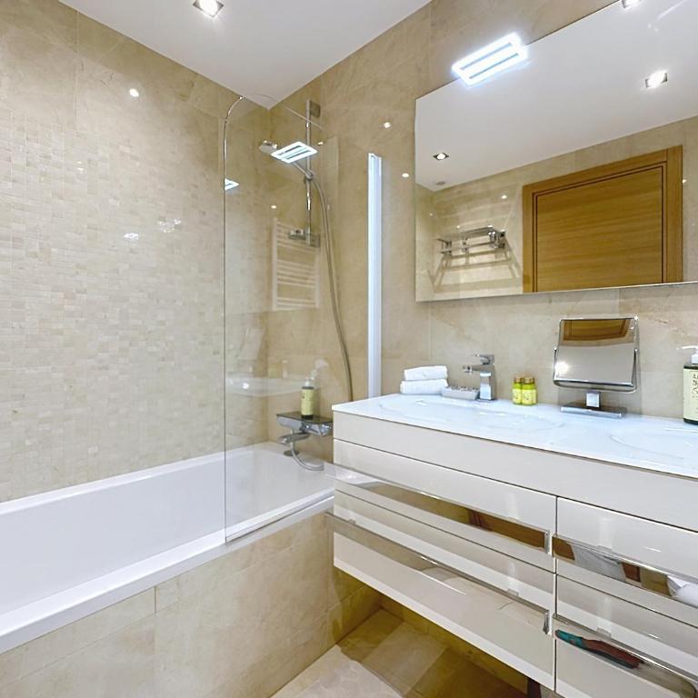 Bright 2-Bedroom apartment with terrace & parking - Appartement 2 Chambres avec Balcon et Vue sur la Mer - 14
