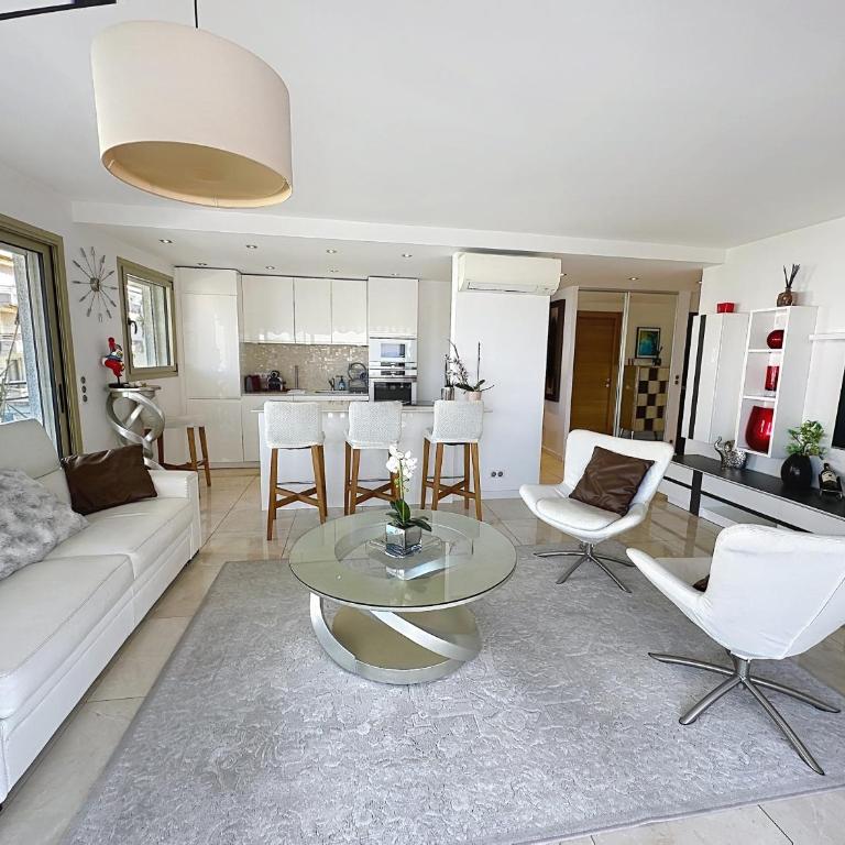 Bright 2-Bedroom apartment with terrace & parking - Appartement 2 Chambres avec Balcon et Vue sur la Mer - 17