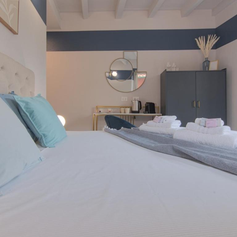 Lake Como 2 min - Modern Suites at 1 min to Station - Wifi, AC - Camera Matrimoniale Deluxe con Balcone - 2