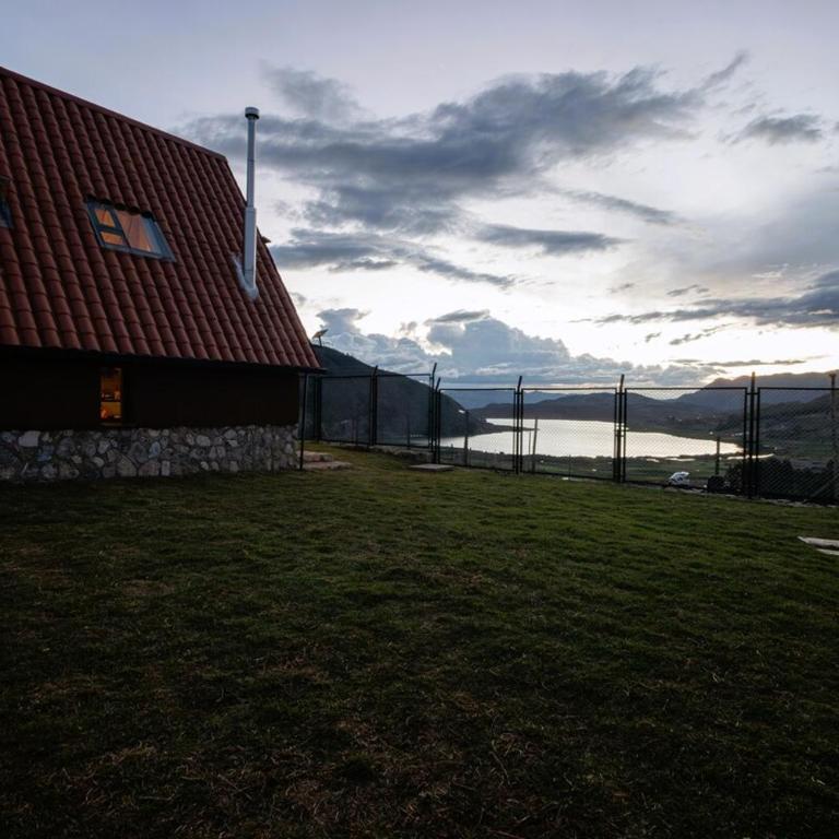 Cabin overlooking the Huaypo Lagoon in the Sacred Valley - Villa - 3