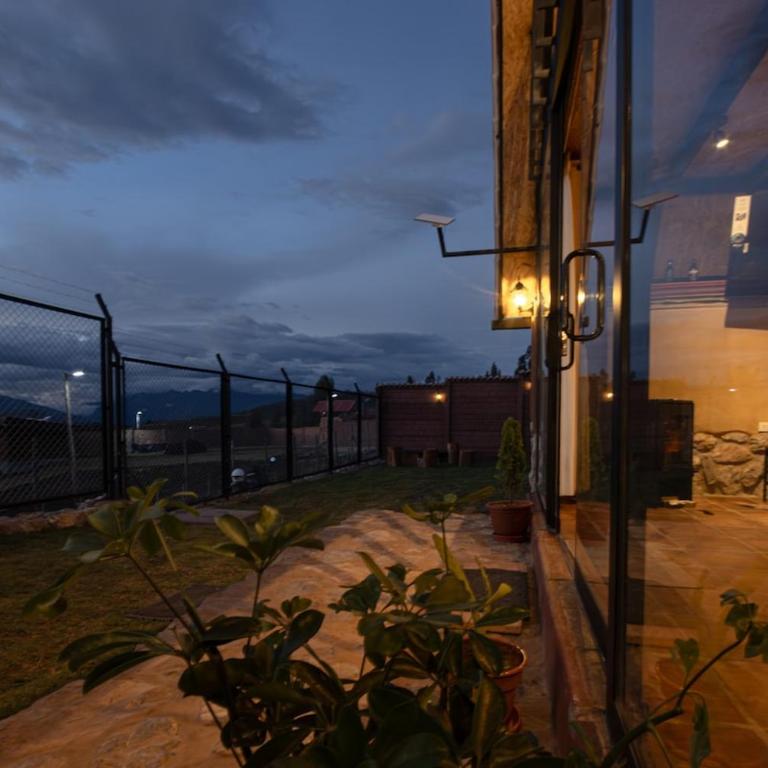 Cabin overlooking the Huaypo Lagoon in the Sacred Valley - Villa - 19
