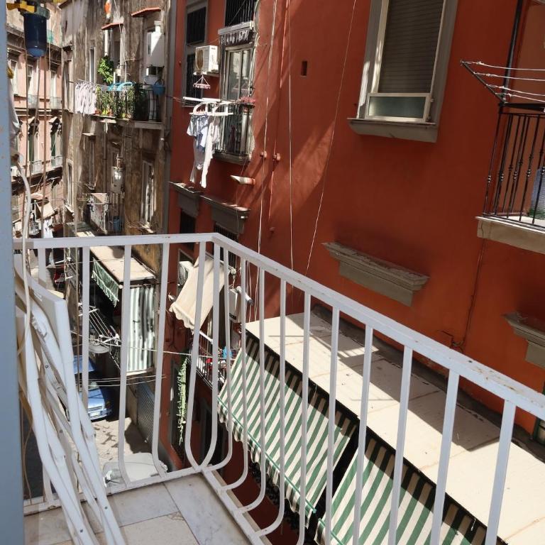 Neapolitan Suites - Deluxe Double Room - 6