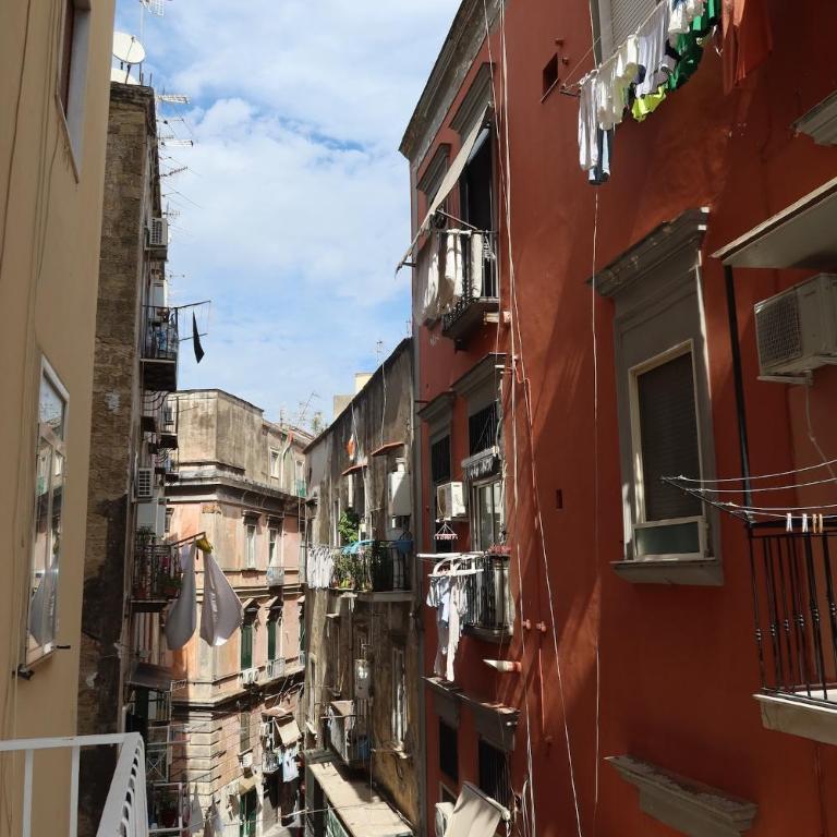 Neapolitan Suites - Deluxe Double Room - 7