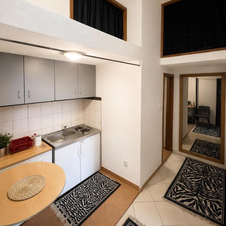 Studio Apartman Lejla - Apartment with Garden View - 2