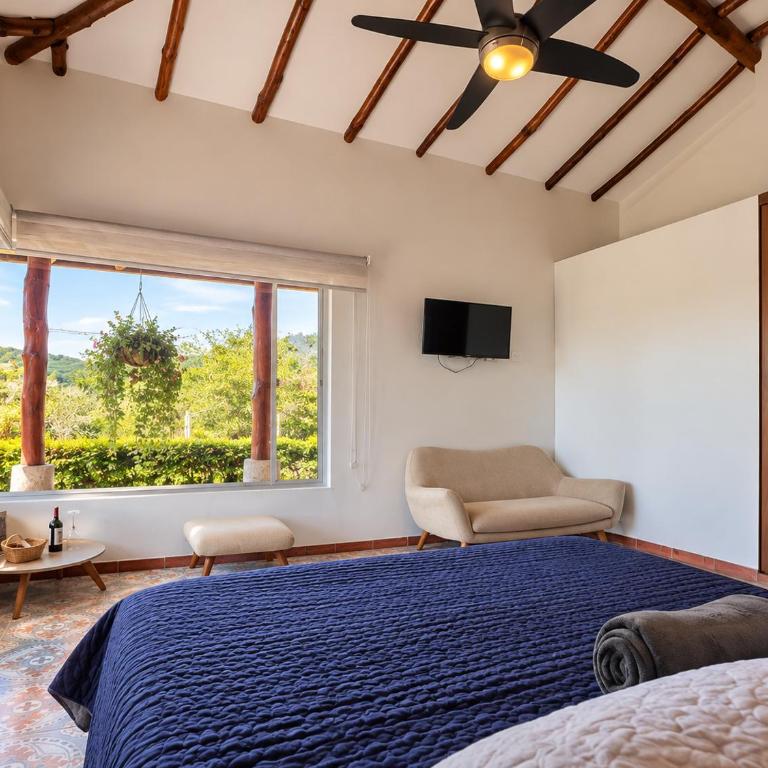 Finca del Café - Casa Typica - Habitación con cama grande y vistas al jardín - 5