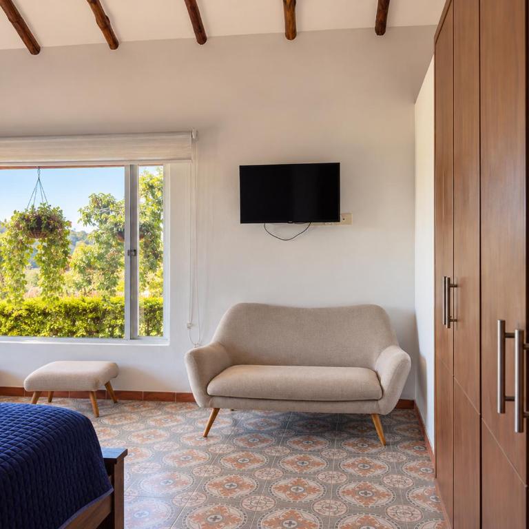 Finca del Café - Casa Typica - Habitación con cama grande y vistas al jardín - 3
