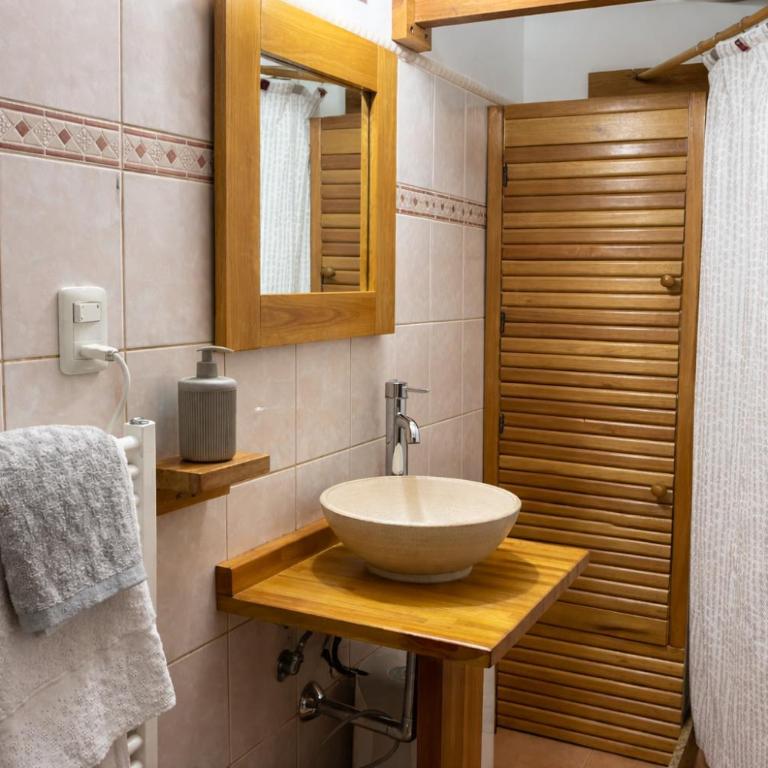 Casa Bordo Casa completa de uso exclusivo para hasta 5 huéspedes con patio privado cercado parrilla y cochera A 400m de la playa - Casa de 2 dormitorios - 2