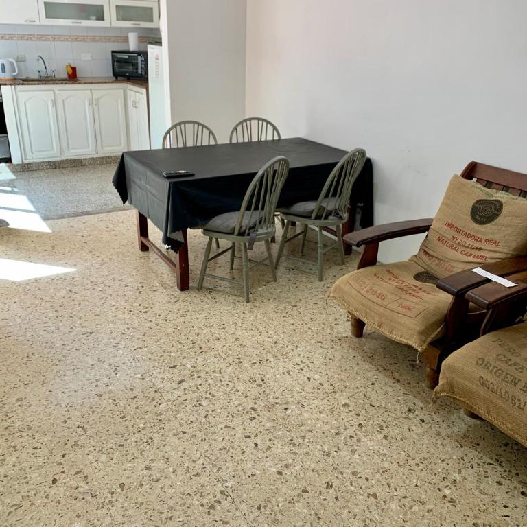 Temporario La 18, 2 dormitorios con Garage apto AUTO - SUV - Two-Bedroom Apartment - 3