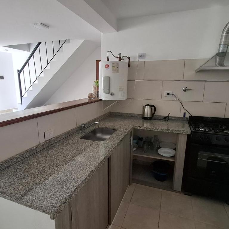 Casa Funes Duplex con Patio y Cochera a 5min del Estadio Kempes y 10min Aeropuerto - One-Bedroom Apartment with Terrace - 7