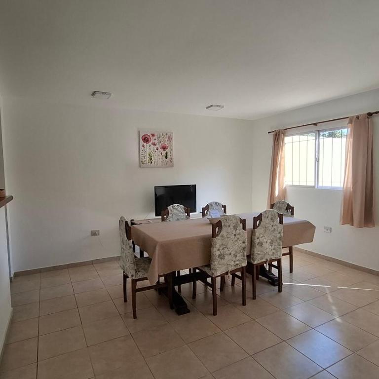 Casa Funes Duplex con Patio y Cochera a 5min del Estadio Kempes y 10min Aeropuerto - One-Bedroom Apartment with Terrace - 4