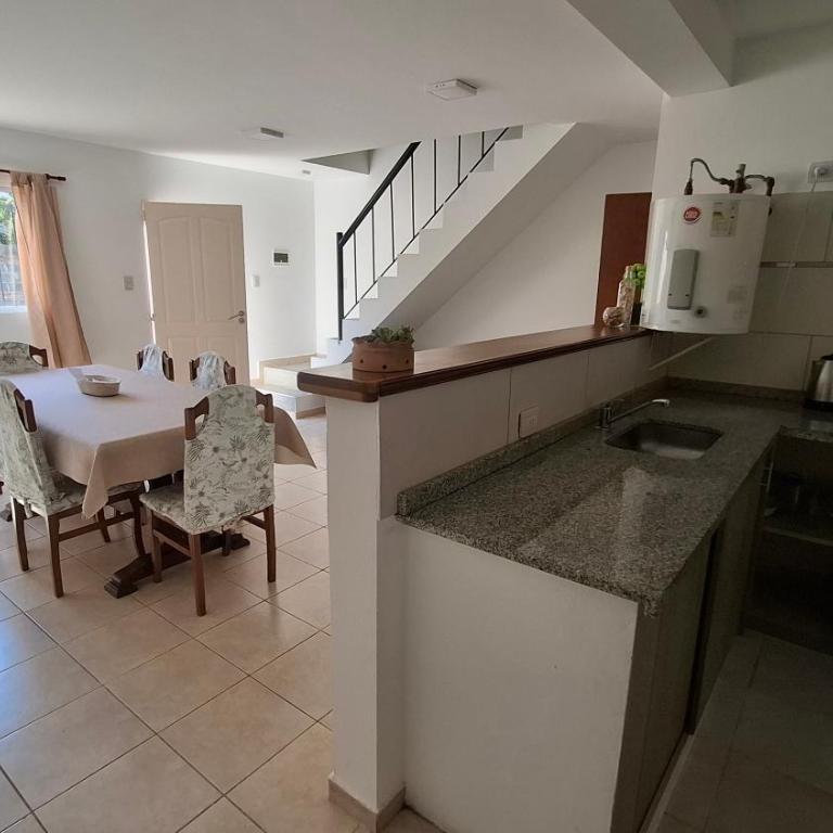 Casa Funes Duplex con Patio y Cochera a 5min del Estadio Kempes y 10min Aeropuerto - One-Bedroom Apartment with Terrace - 1