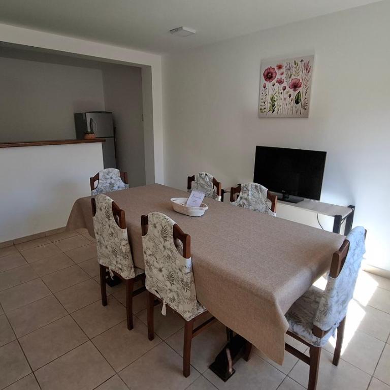 Casa Funes Duplex con Patio y Cochera a 5min del Estadio Kempes y 10min Aeropuerto - One-Bedroom Apartment with Terrace - 10