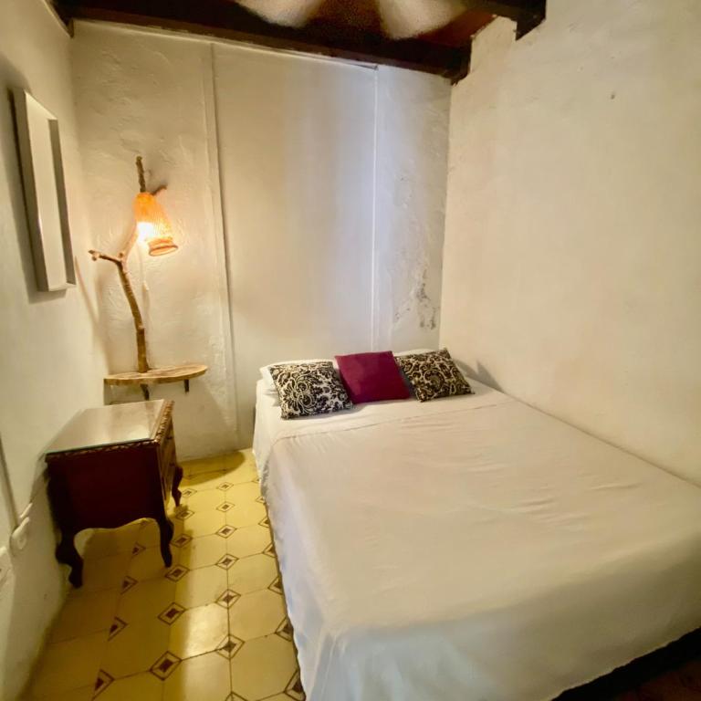 Hostal Españolete - Habitación Triple con baño compartido - 13