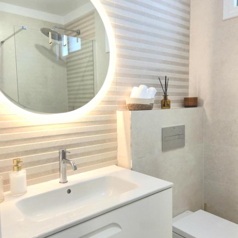 TMS Veramar2, Seafront, AC, Pool & Parking - Two-Bedroom Apartment - 8
