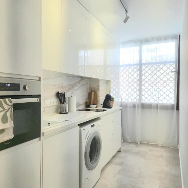 TMS Veramar2, Seafront, AC, Pool & Parking - Two-Bedroom Apartment - 10