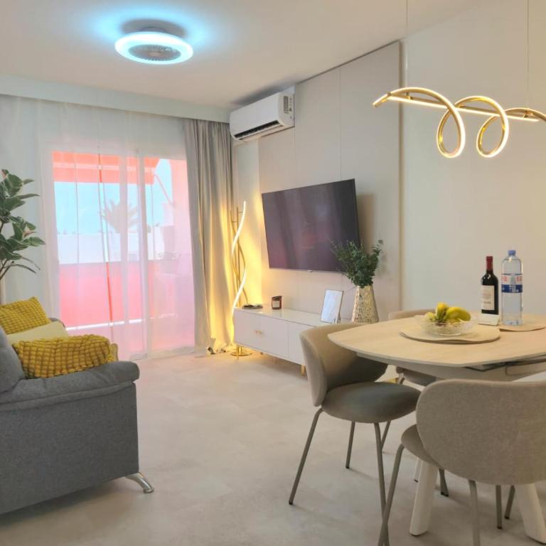 TMS Veramar2, Seafront, AC, Pool & Parking - Two-Bedroom Apartment - 4