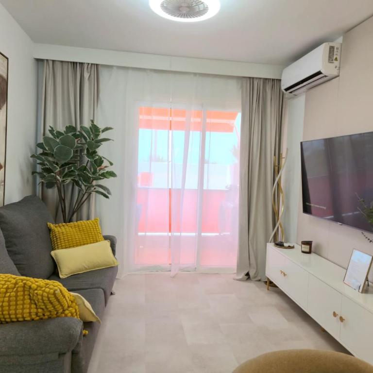 TMS Veramar2, Seafront, AC, Pool & Parking - Two-Bedroom Apartment - 11