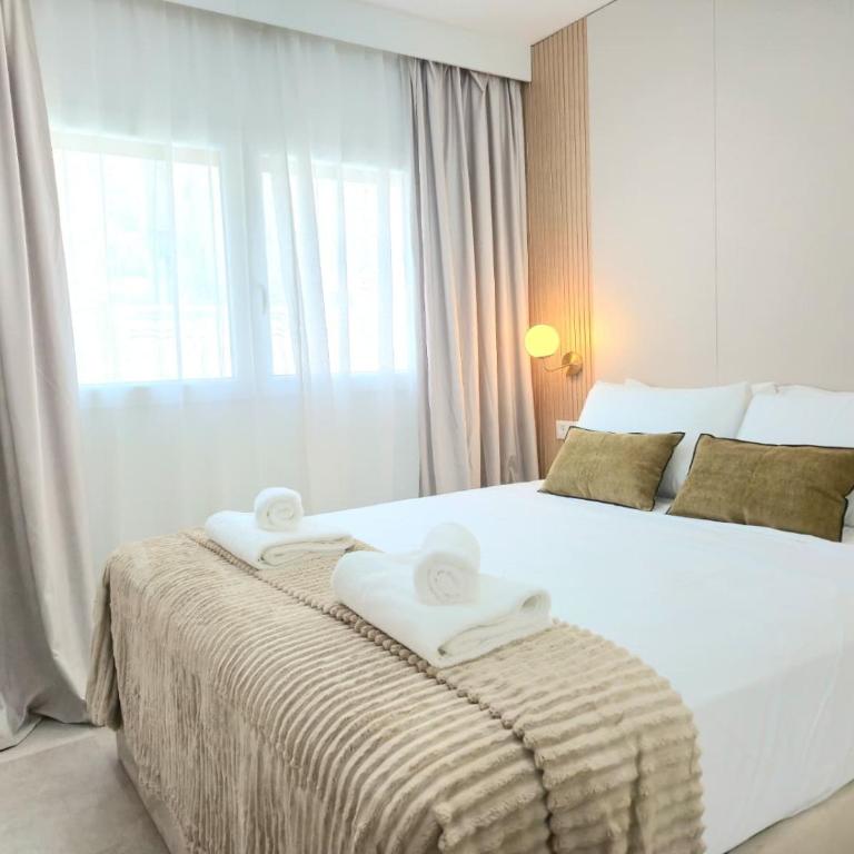 TMS Veramar2, Seafront, AC, Pool & Parking - Two-Bedroom Apartment - 9