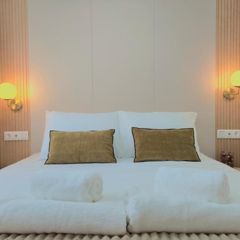 TMS Veramar2, Seafront, AC, Pool & Parking - Two-Bedroom Apartment - 3