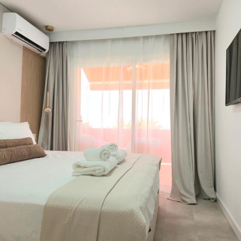 TMS Veramar2, Seafront, AC, Pool & Parking - Two-Bedroom Apartment - 16