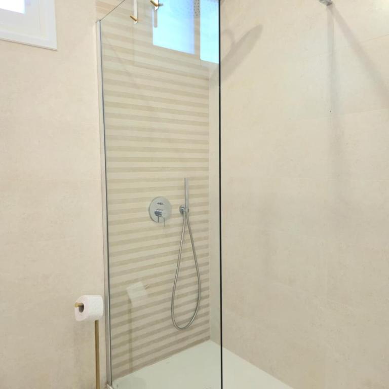 TMS Veramar2, Seafront, AC, Pool & Parking - Two-Bedroom Apartment - 29