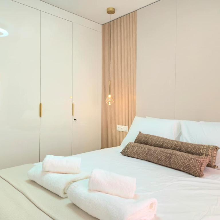TMS Veramar2, Seafront, AC, Pool & Parking - Two-Bedroom Apartment - 15