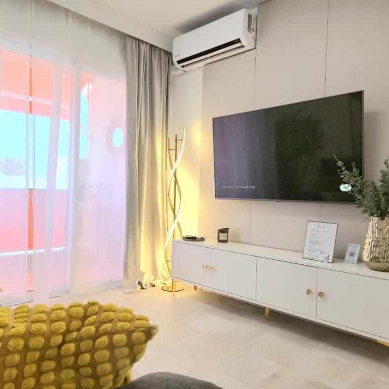 TMS Veramar2, Seafront, AC, Pool & Parking - Two-Bedroom Apartment - 32